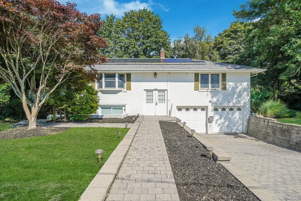 1548 Spur Drive S Islip NY 11751