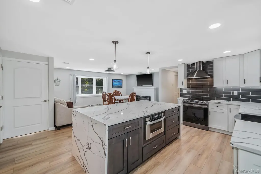 1548 Spur Drive S Islip NY 11751