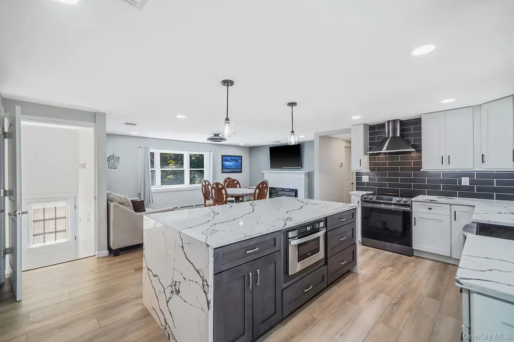 1548 Spur Drive S Islip NY 11751