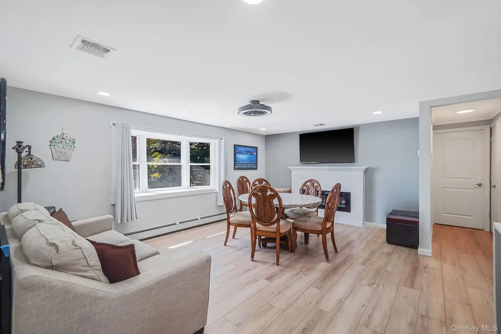 1548 Spur Drive S Islip NY 11751
