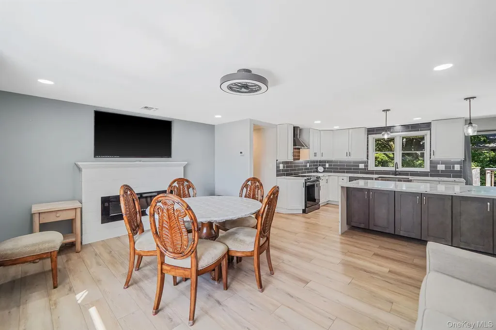 1548 Spur Drive S Islip NY 11751