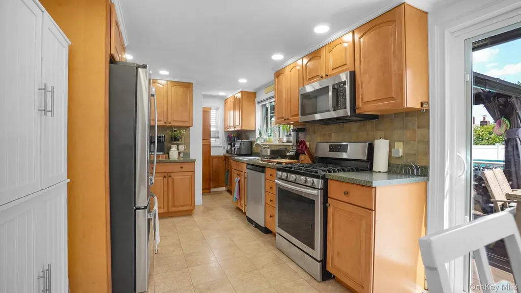 153 Westend Freeport NY 11520