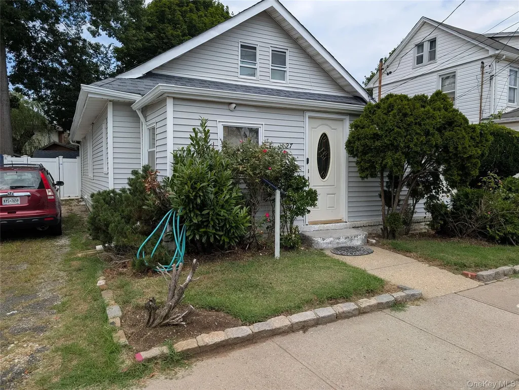 27 Hoff Court Hempstead NY 11550