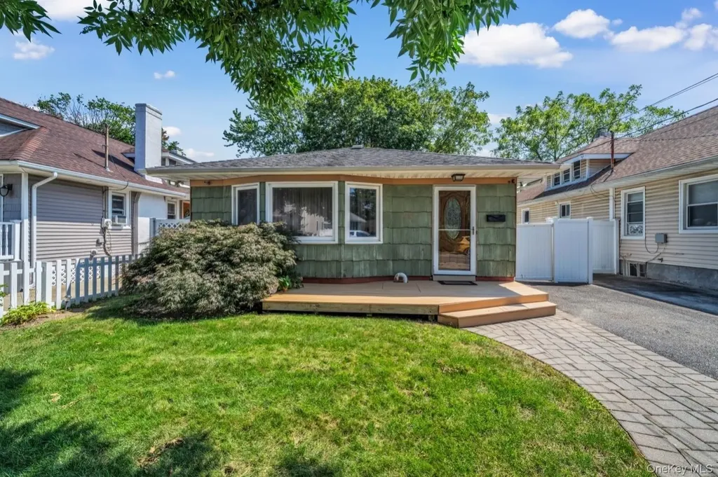 2761 Harvard Place Baldwin NY 11510