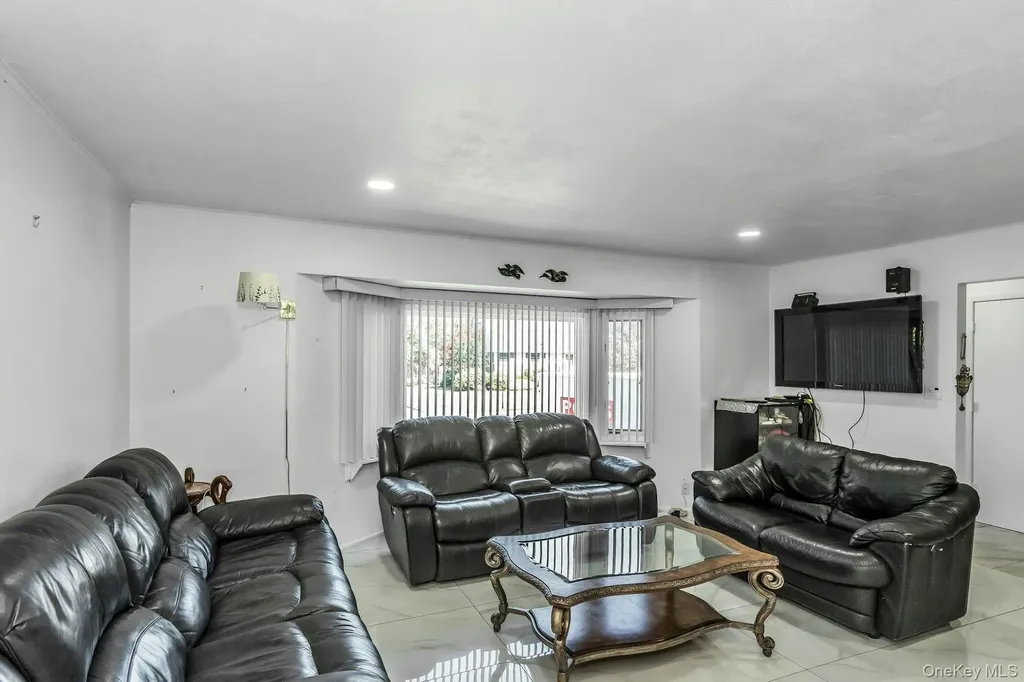 58 Pasadena Drive Plainview NY 11803