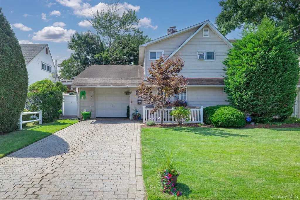 6 Downhill Lane Wantagh NY 11793