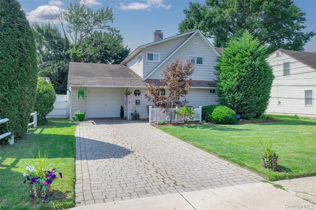 6 Downhill Lane Wantagh NY 11793