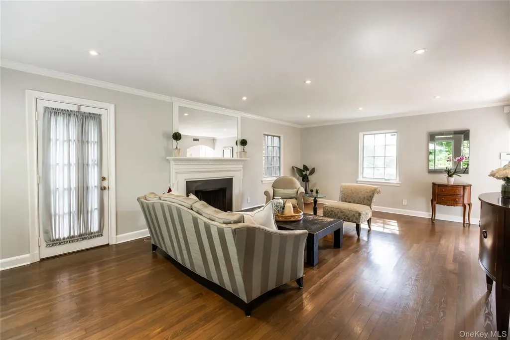 20 Mill Spring Road Manhasset NY 11030