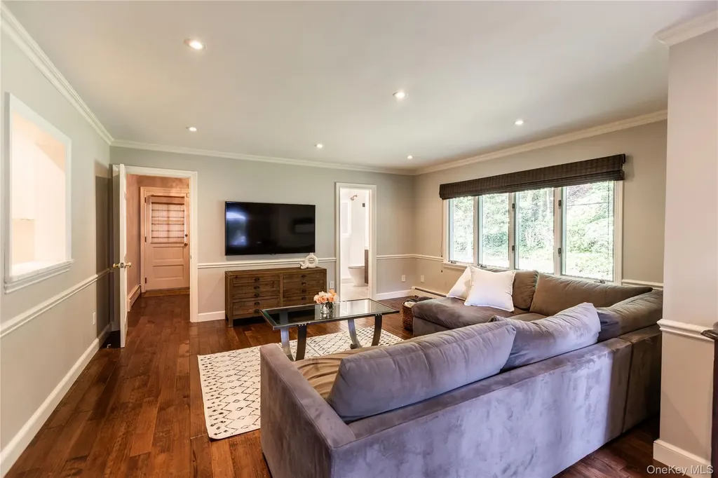 20 Mill Spring Road Manhasset NY 11030