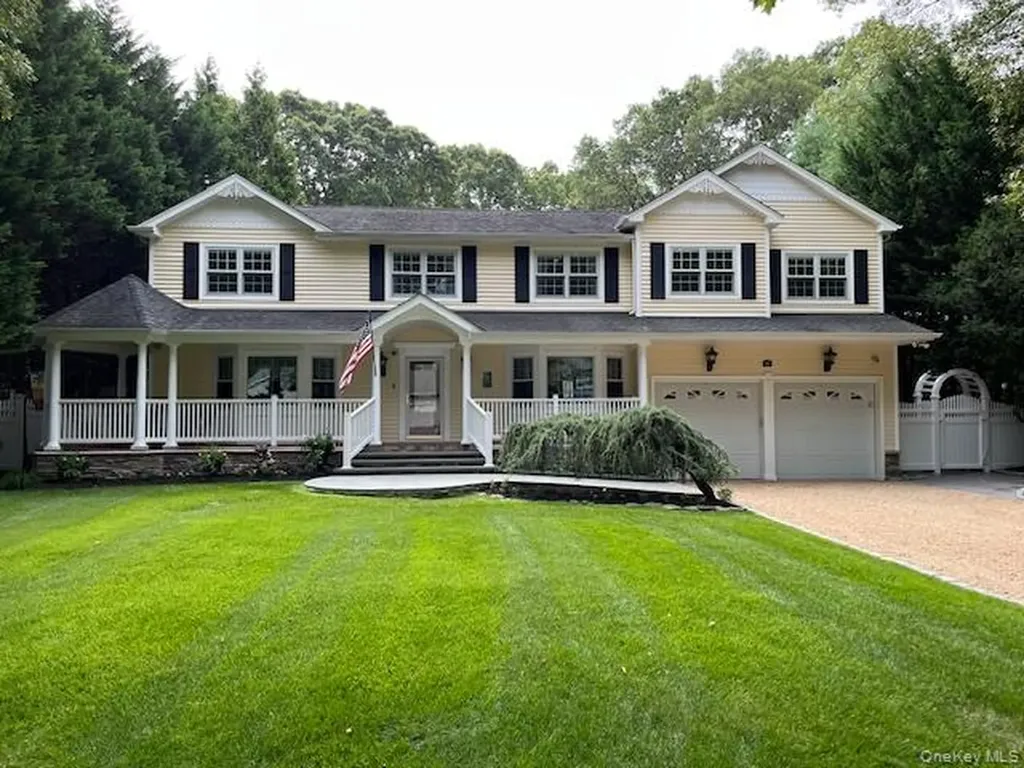 48 River Heights Drive Smithtown NY 11787
