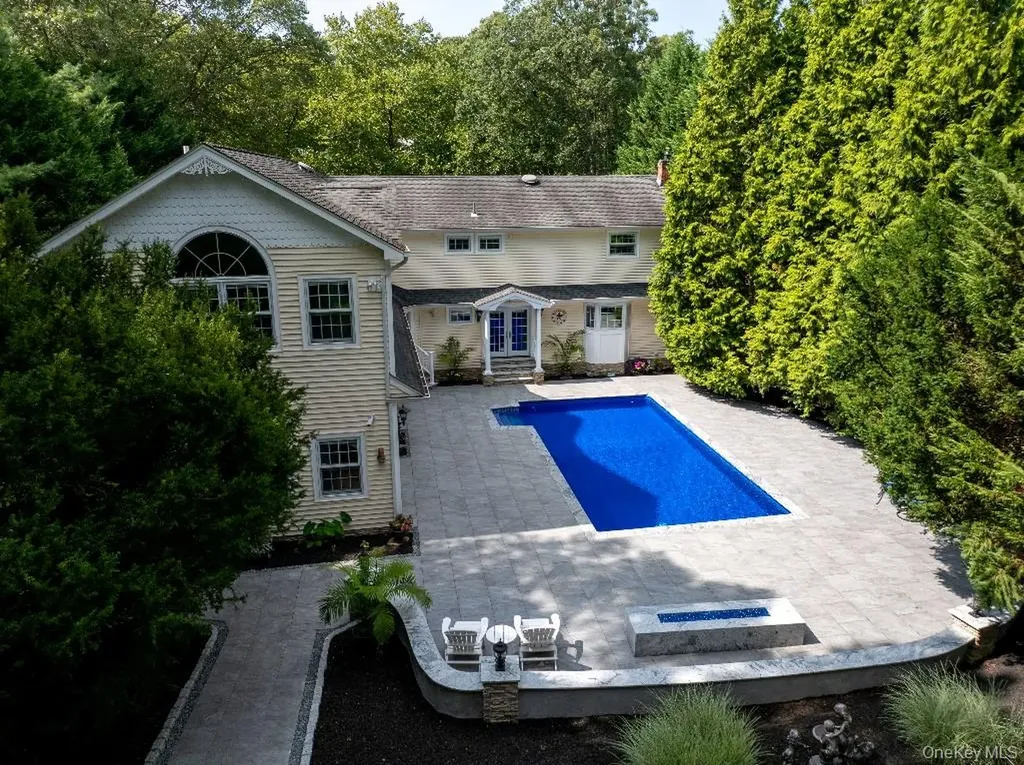 48 River Heights Drive Smithtown NY 11787