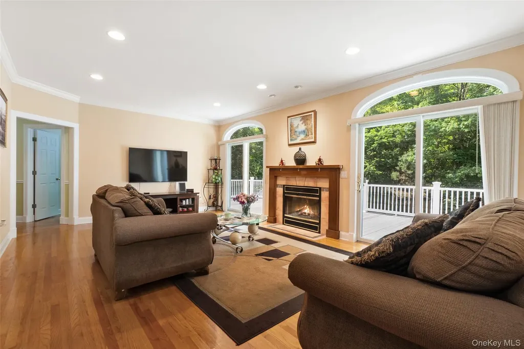 8 Crecco Place Mahopac NY 10541
