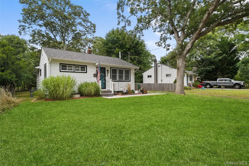 32 Hampton Road Hampton Bays NY 11946