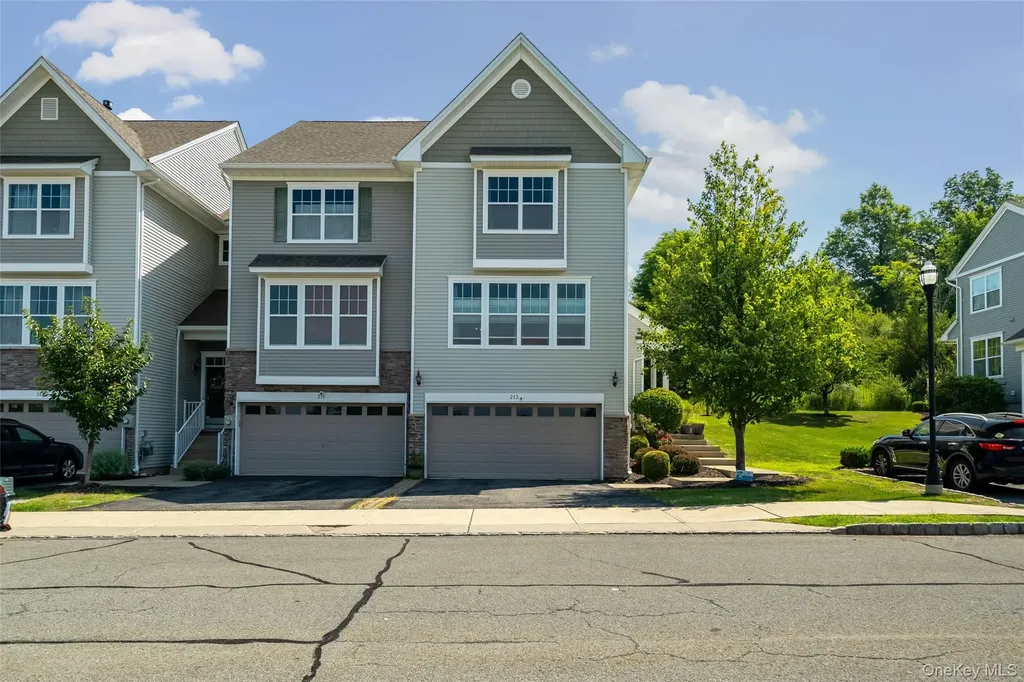 212 Hawthorn Way New Windsor NY 12553