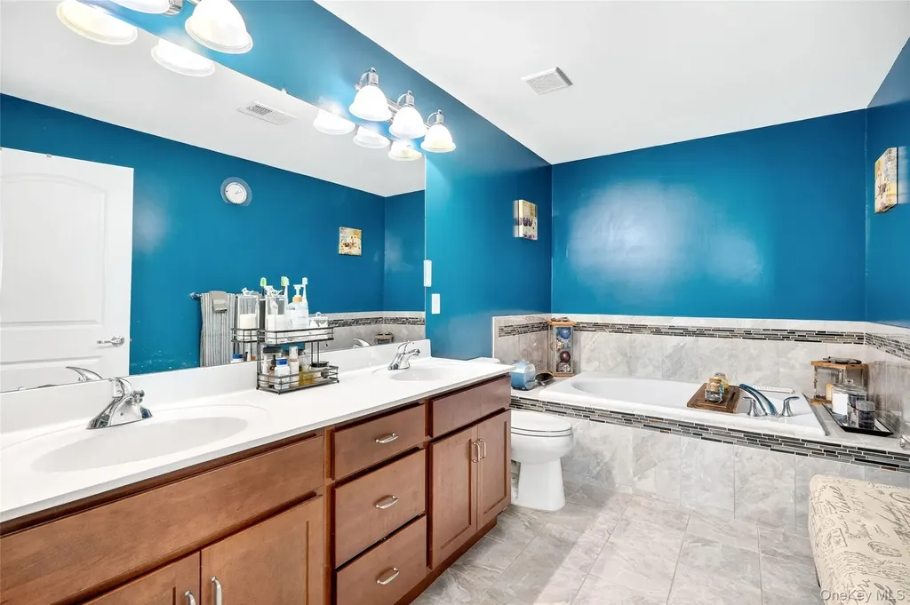 212 Hawthorn Way New Windsor NY 12553