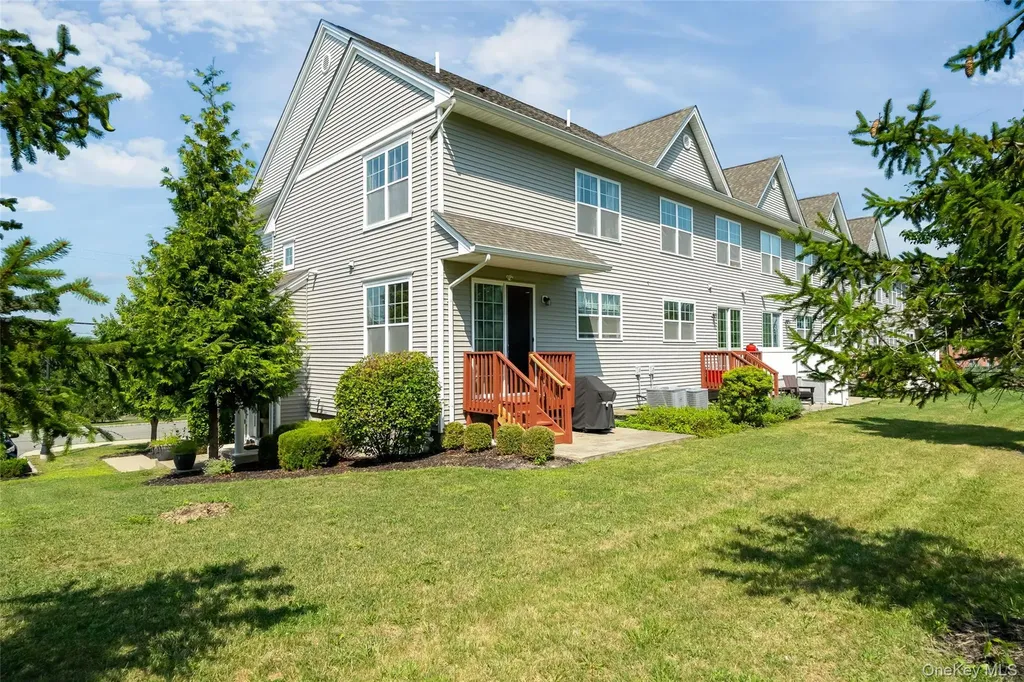 212 Hawthorn Way New Windsor NY 12553