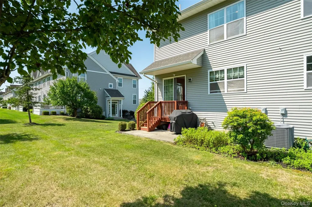 212 Hawthorn Way New Windsor NY 12553