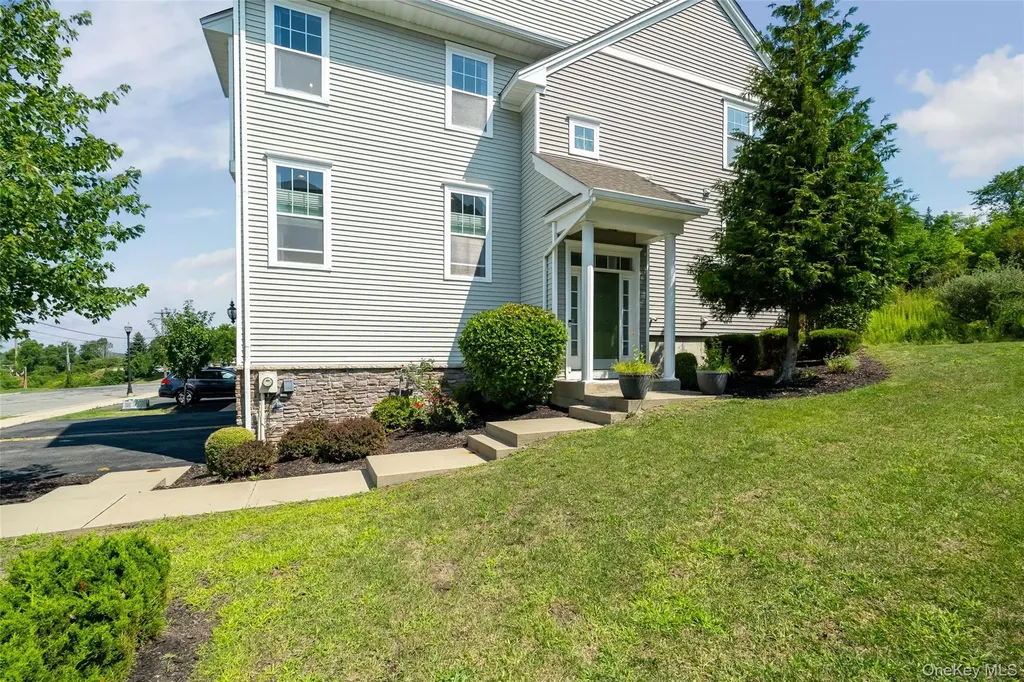 212 Hawthorn Way New Windsor NY 12553