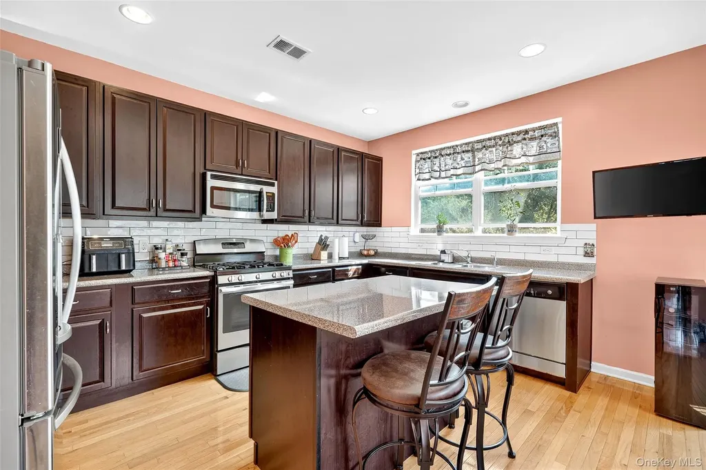 212 Hawthorn Way New Windsor NY 12553