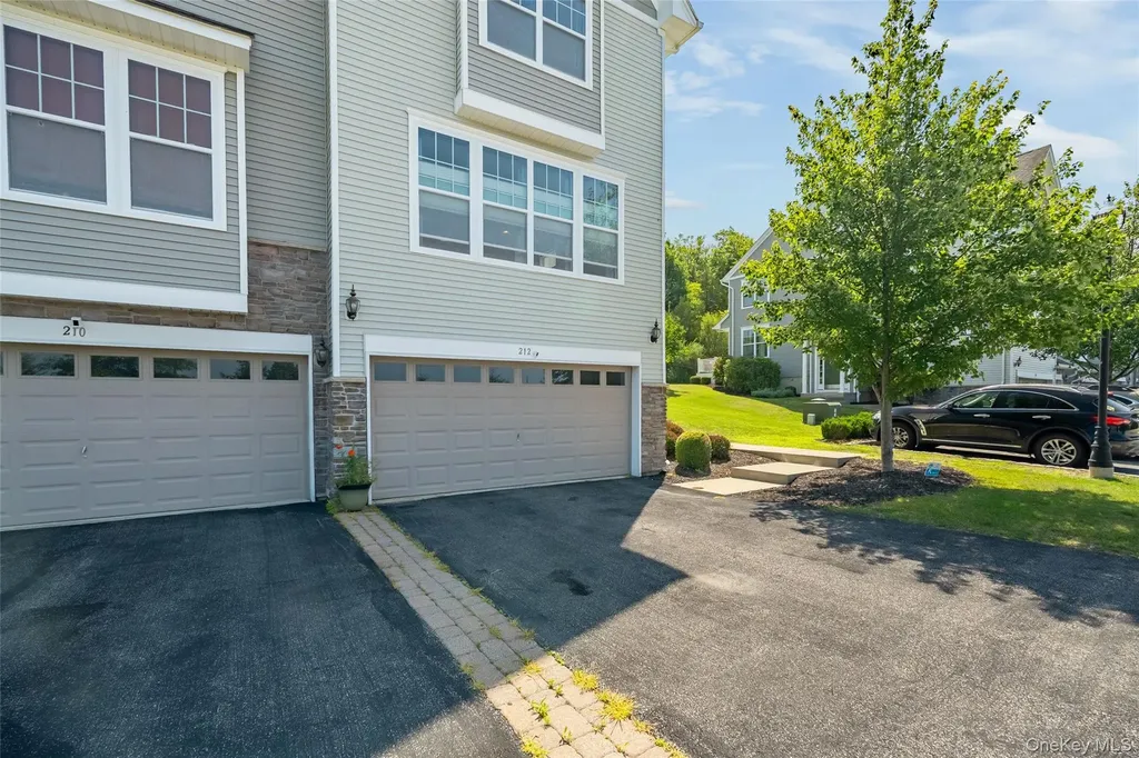 212 Hawthorn Way New Windsor NY 12553