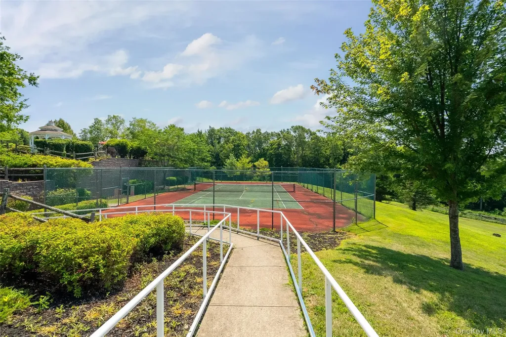 212 Hawthorn Way New Windsor NY 12553