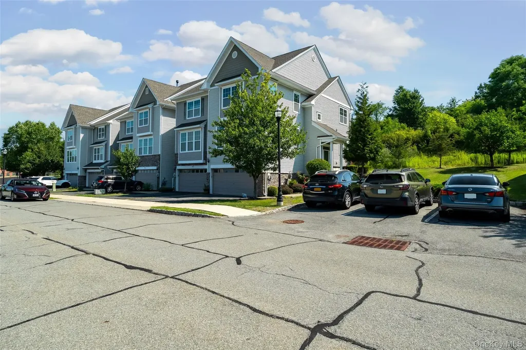 212 Hawthorn Way New Windsor NY 12553