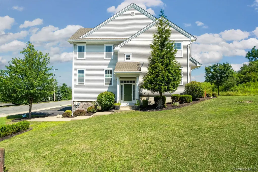 212 Hawthorn Way New Windsor NY 12553