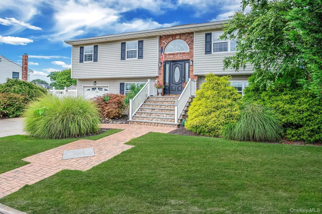 750 Hancock Place Lindenhurst NY 11757