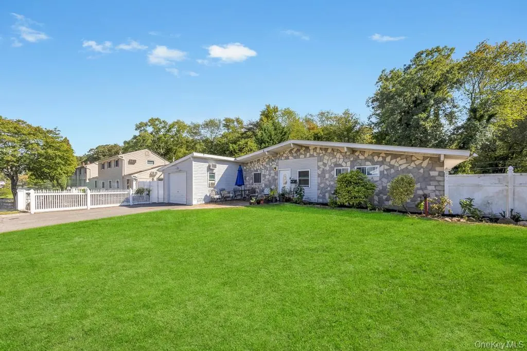 42 Richmond Street Islip NY 11751