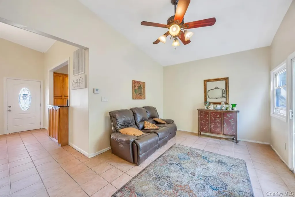 42 Richmond Street Islip NY 11751