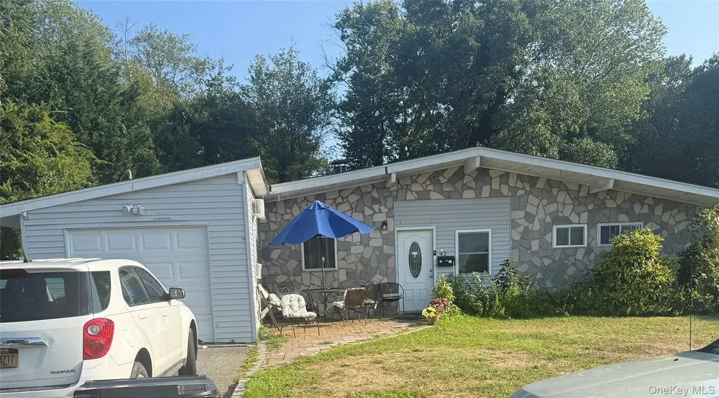 42 Richmond Street Islip NY 11751