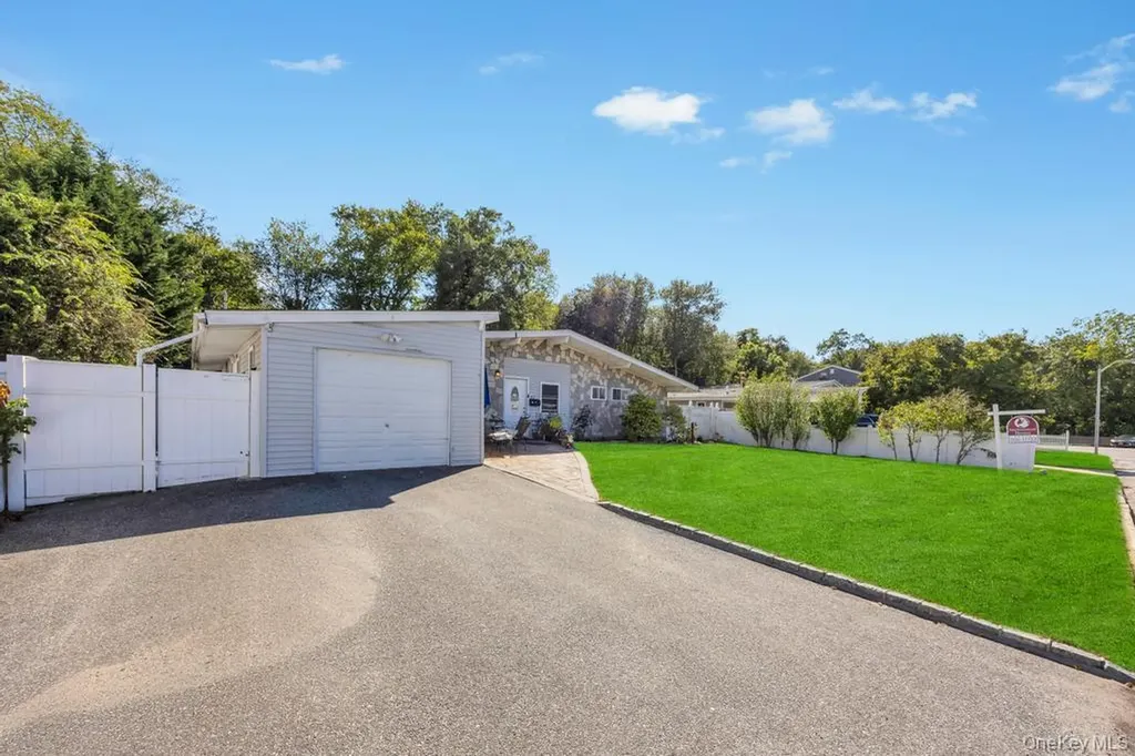 42 Richmond Street Islip NY 11751