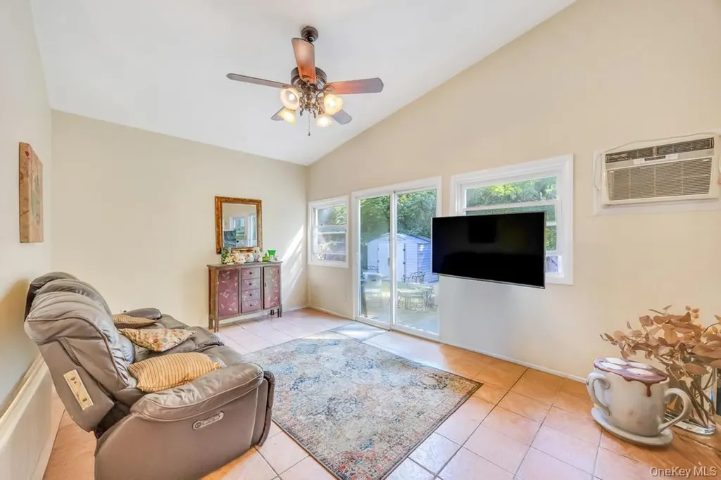 42 Richmond Street Islip NY 11751