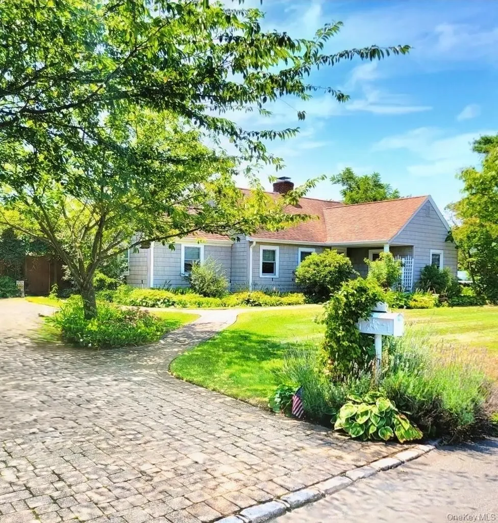 143 33rd Street Lindenhurst NY 11757