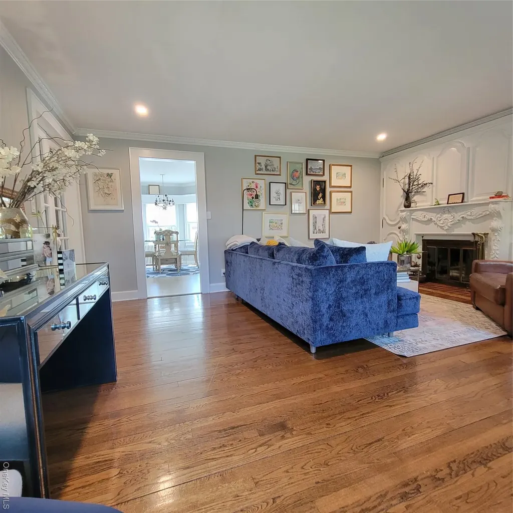143 33rd Street Lindenhurst NY 11757