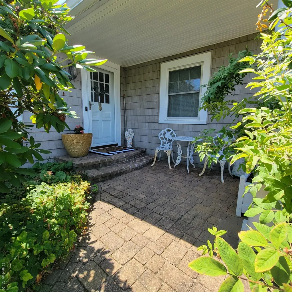 143 33rd Street Lindenhurst NY 11757