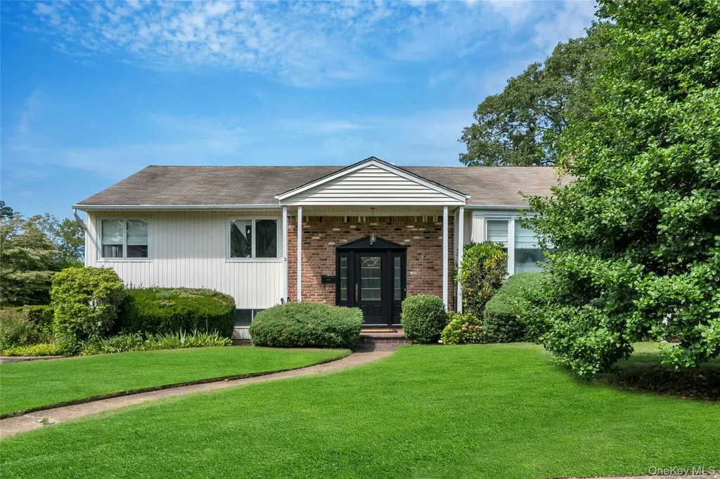 2 Blueberry Lane Oyster Bay NY 11771