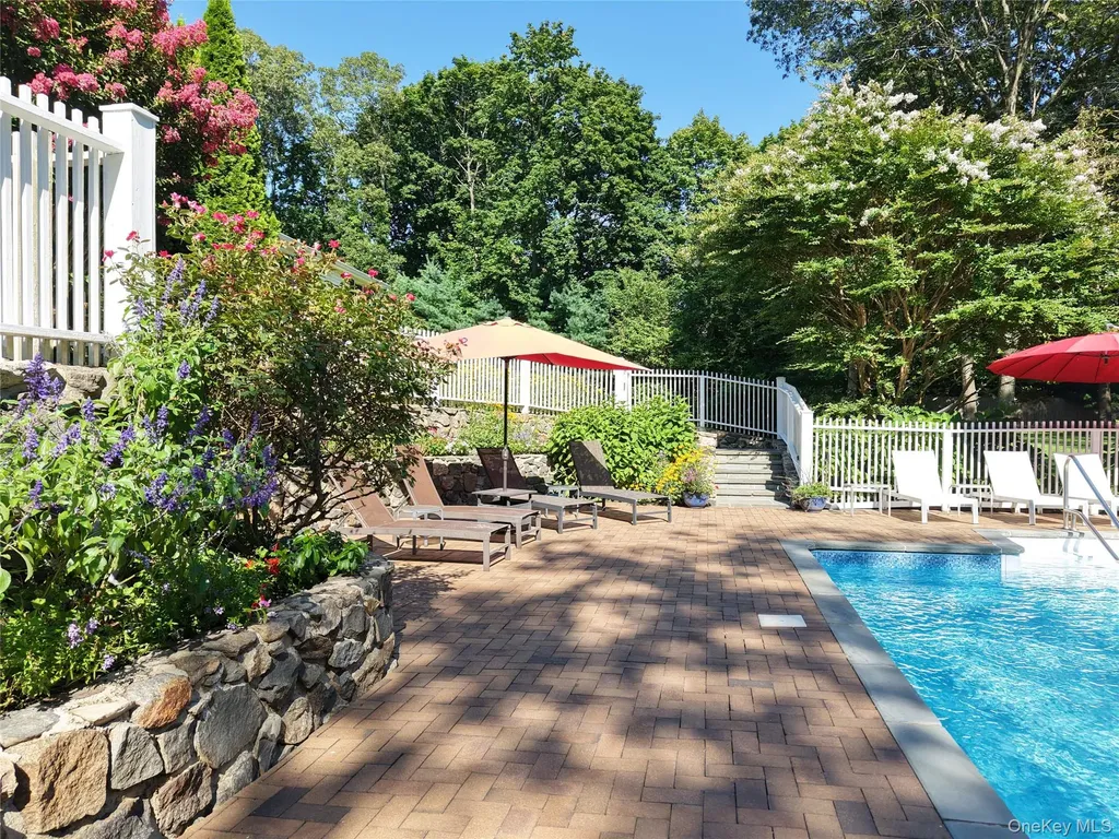 2 Hawk Drive Lloyd Harbor NY 11743