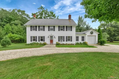 127 North Street Manorville NY 11949