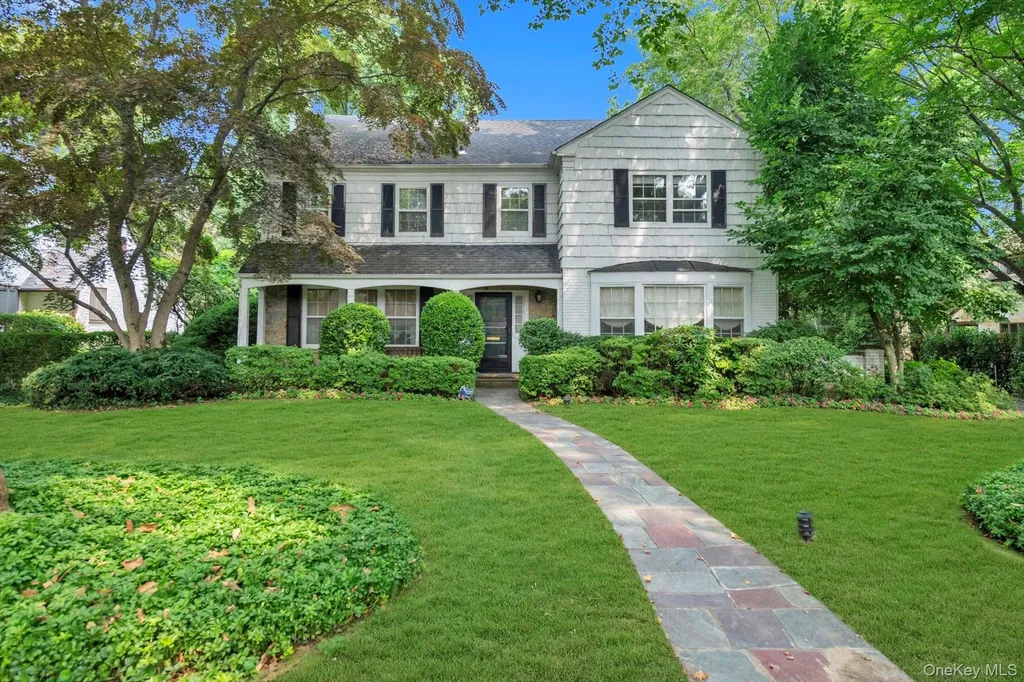 215 Melbourne Road Great Neck NY 11021