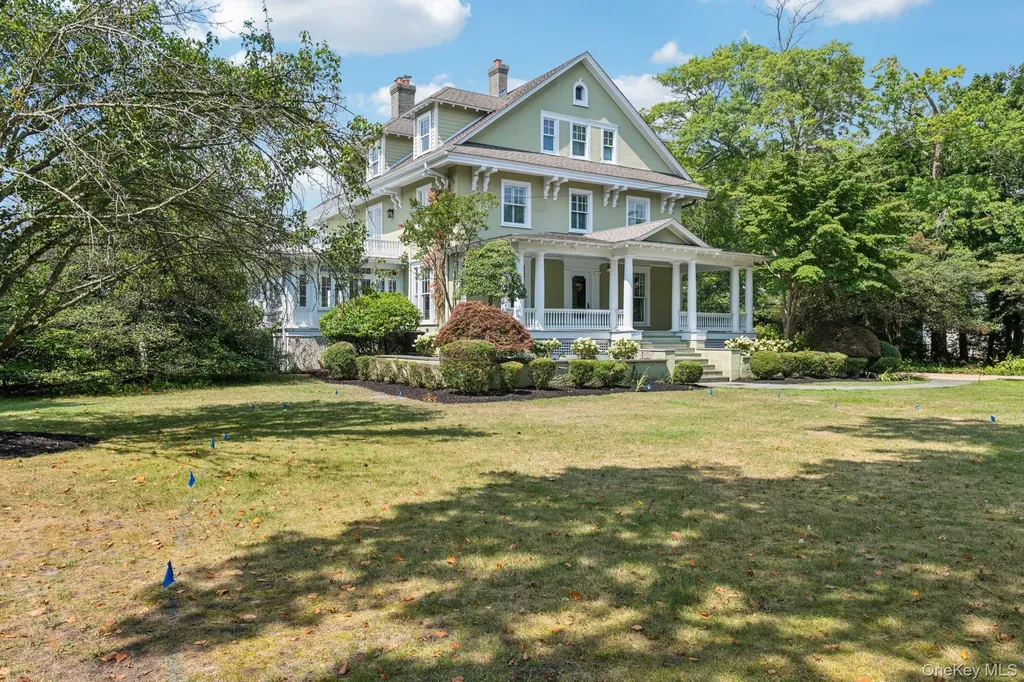 90 Thompson Avenue Babylon NY 11702