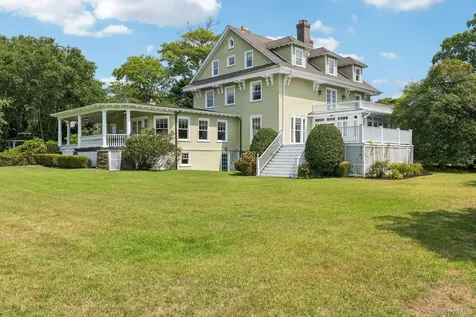 90 Thompson Avenue Babylon NY 11702