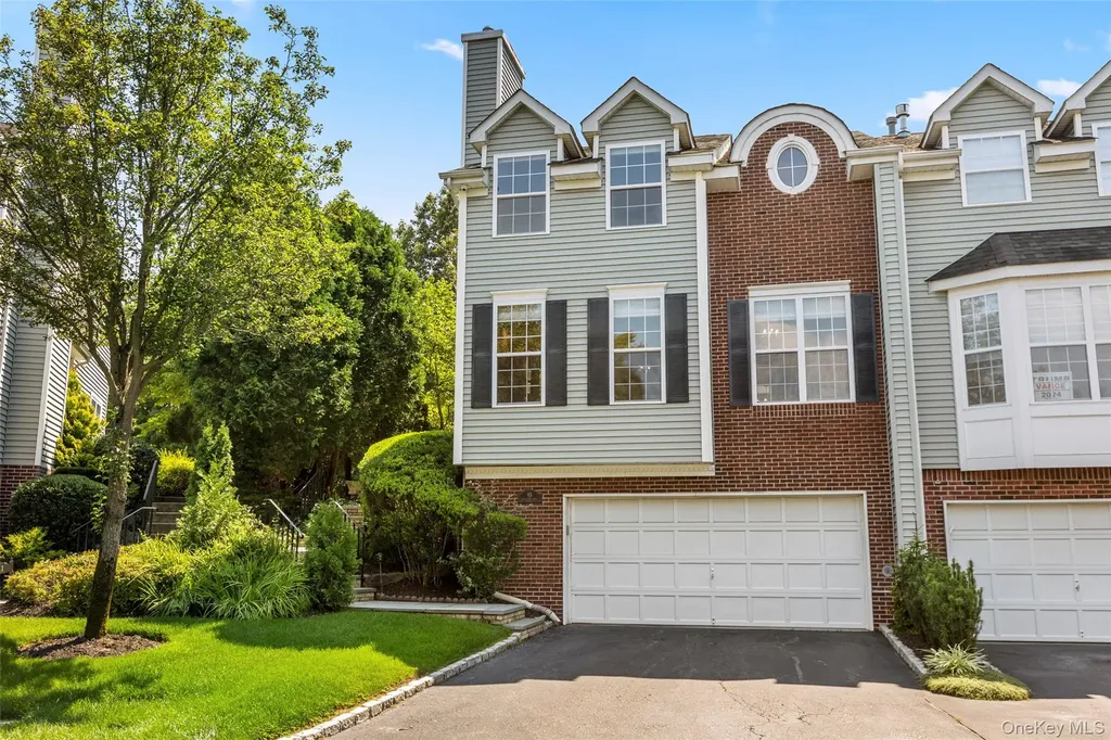 93 Paddington Circle Smithtown NY 11787