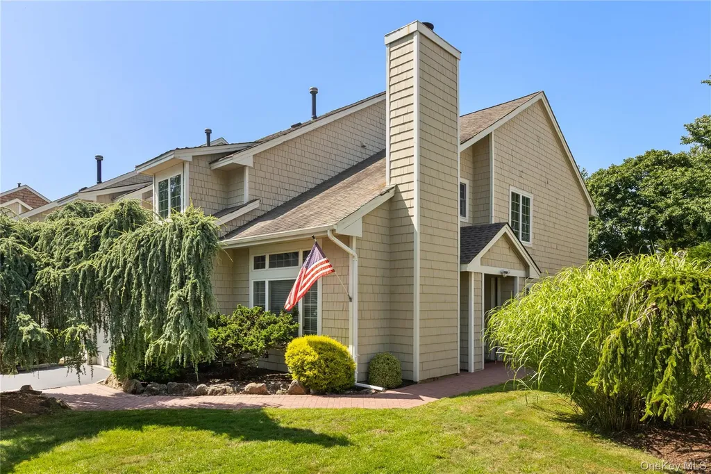 21 Oakmont Lane Bay Shore NY 11706