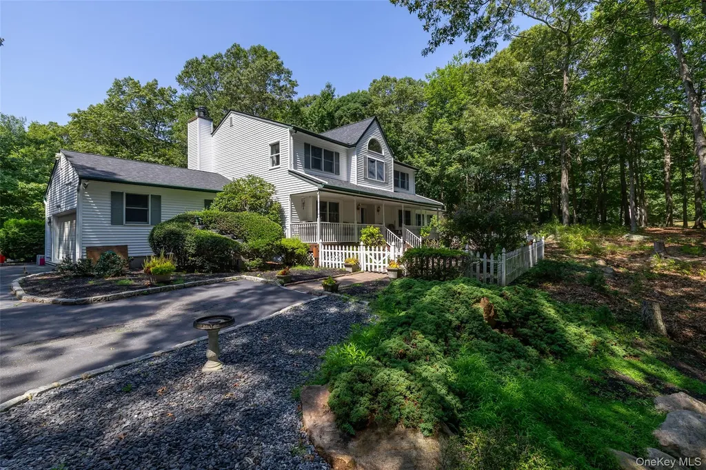167 Farm Road E Wading River NY 11792