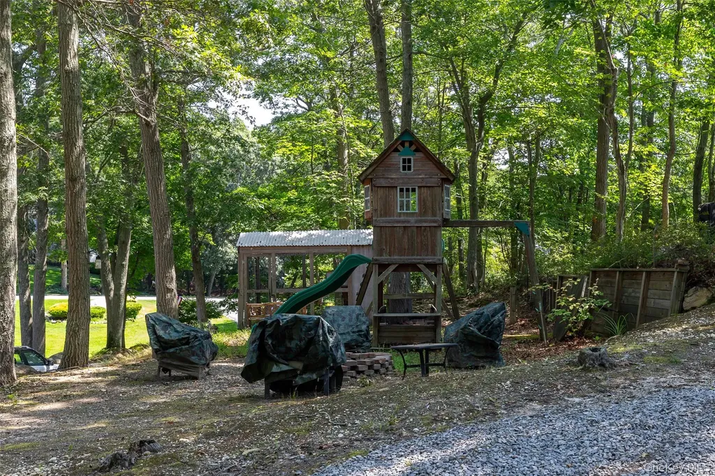 167 Farm Road E Wading River NY 11792
