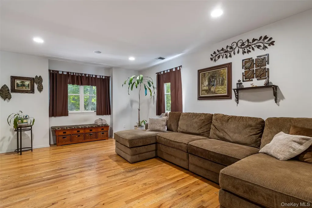 167 Farm Road E Wading River NY 11792