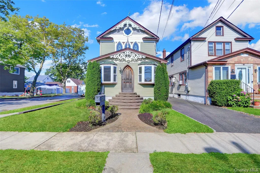 89 Rolling Street Lynbrook NY 11563