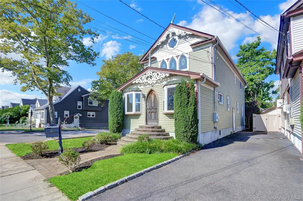 89 Rolling Street Lynbrook NY 11563