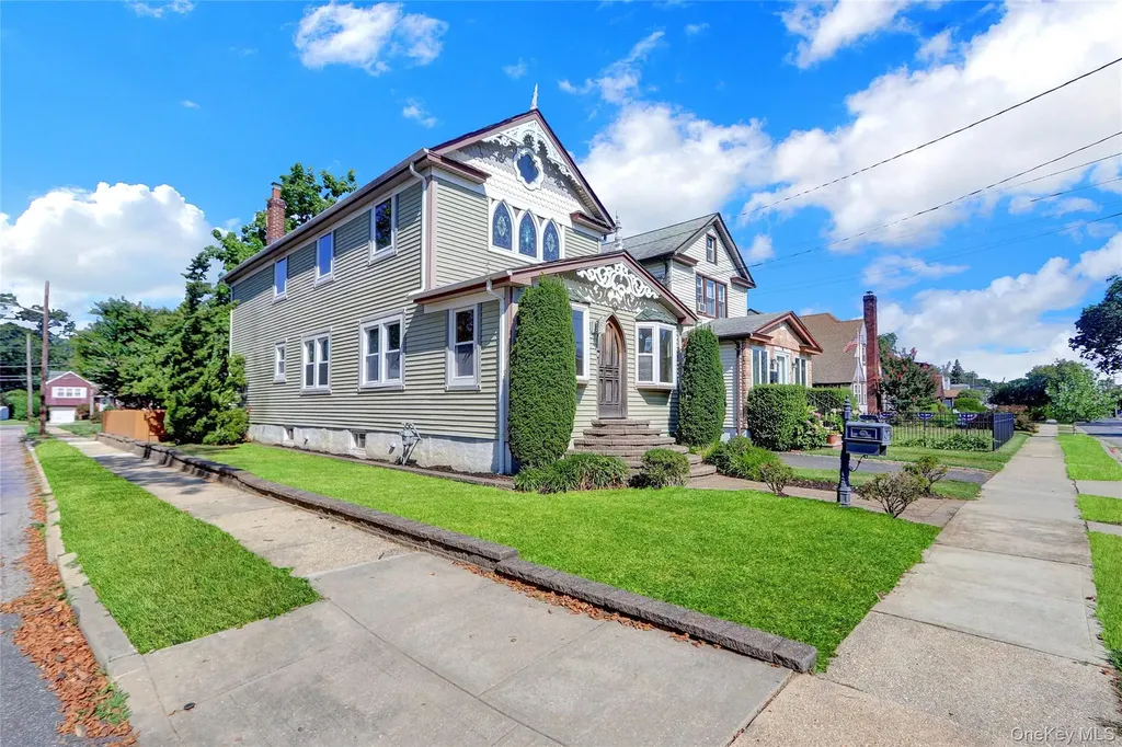 89 Rolling Street Lynbrook NY 11563